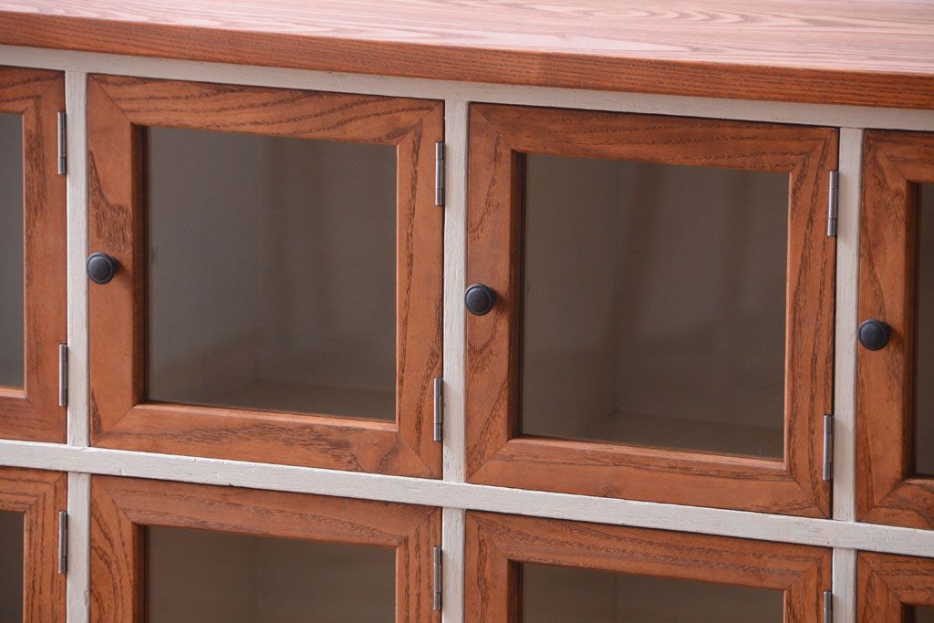 アンティーク家具　ペイント　両面収納のリメイク収納カウンター(マス目棚)(2)