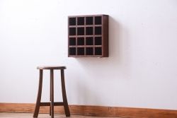 アンティーク家具　和製アンティーク　4×4　古い木製の壁掛けマス目棚(収納棚、飾り棚)(小)(1)