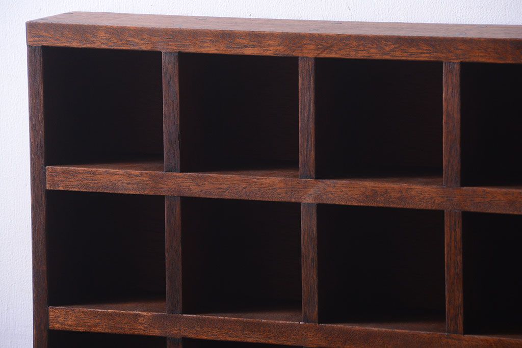 アンティーク家具　和製アンティーク　4×8　古い木製の壁掛けマス目棚