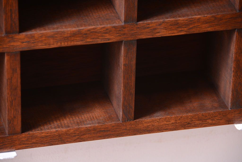 アンティーク家具　和製アンティーク　4×8　古い木製の壁掛けマス目棚