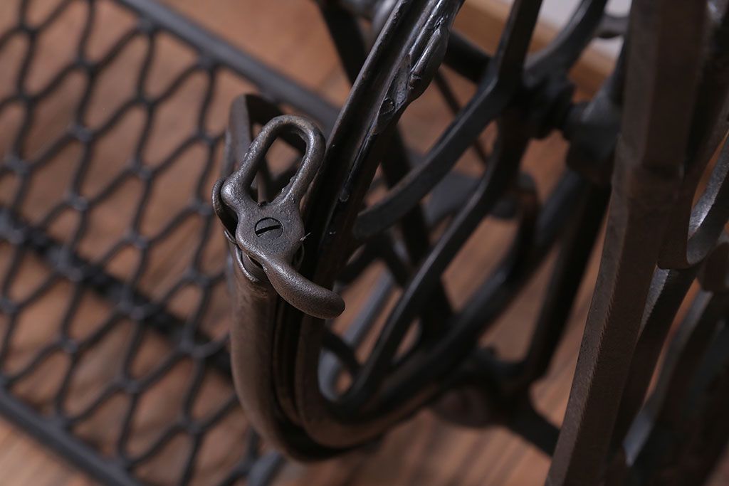 アンティーク家具　アンティーク　DIYにぴったり!おしゃれなシンガーミシンの鉄脚