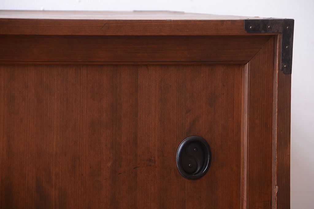 アンティーク家具　古民具・骨董　シンプルな金具のアンティーク時代箪笥ローボード