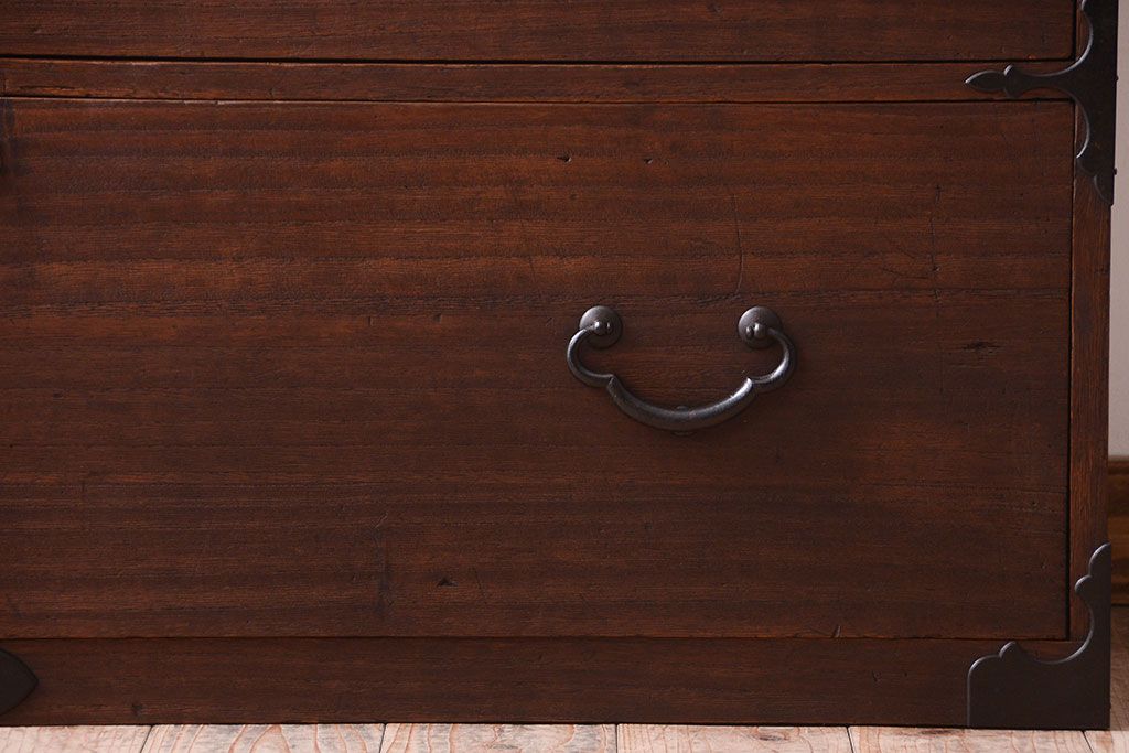 アンティーク家具　古民具・骨董　上品な金具のアンティーク衣装箪笥ローボード(時代箪笥)(1)