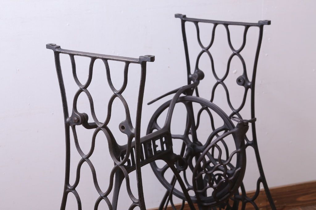 アンティーク家具　アンティーク　DIYにぴったり!おしゃれなシンガーミシンの鉄脚(2)