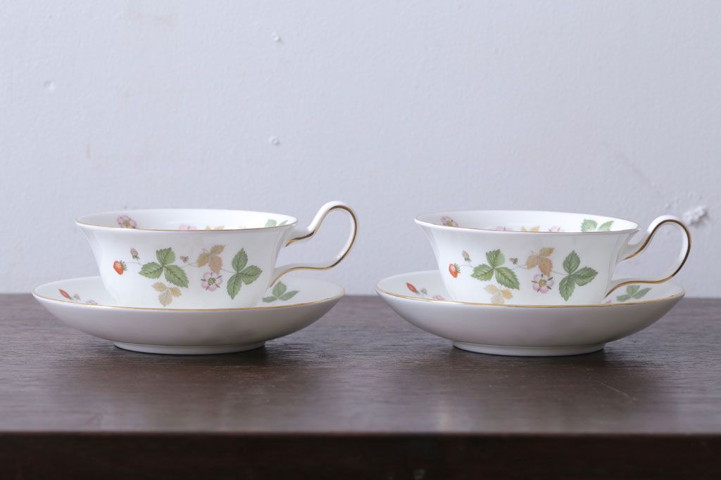 中古　イギリスWedgwood(ウェッジウッド) ワイルドストロベリー　カップ&ソーサー2客(洋食器)