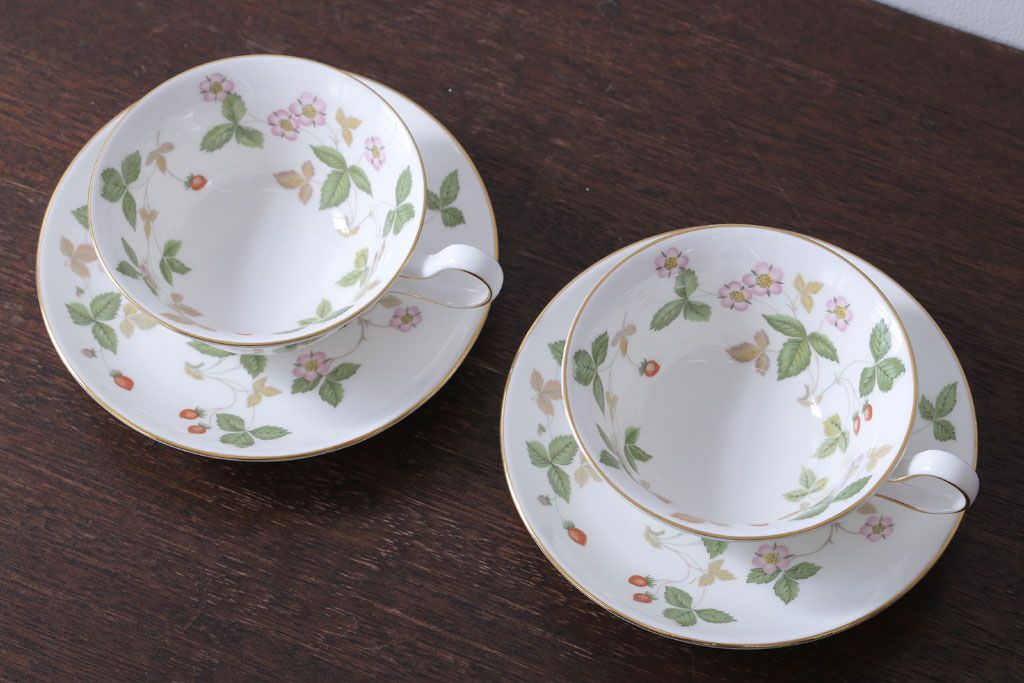 中古　イギリスWedgwood(ウェッジウッド) ワイルドストロベリー　カップ&ソーサー2客(洋食器)