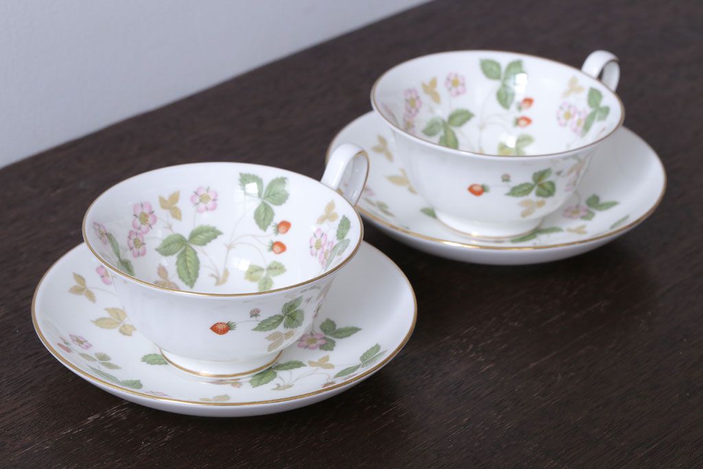 中古　イギリスWedgwood(ウェッジウッド) ワイルドストロベリー　カップ&ソーサー2客(洋食器)