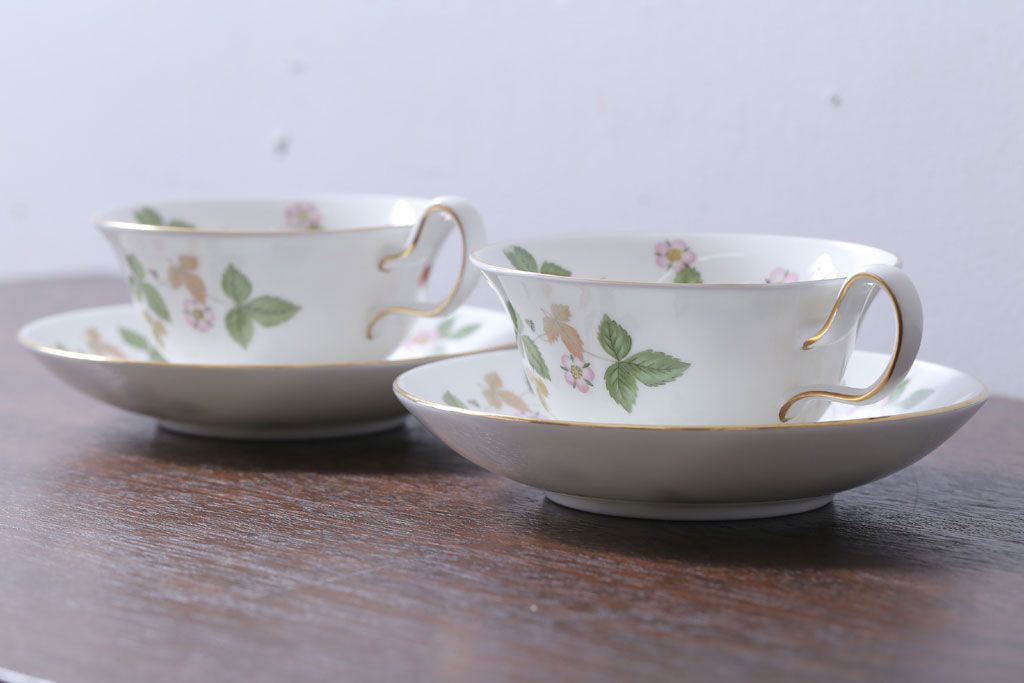 中古　イギリスWedgwood(ウェッジウッド) ワイルドストロベリー　カップ&ソーサー2客(洋食器)