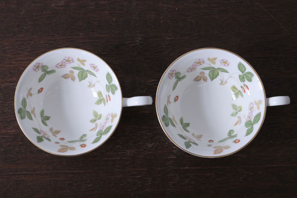 中古　イギリスWedgwood(ウェッジウッド) ワイルドストロベリー　カップ&ソーサー2客(洋食器)