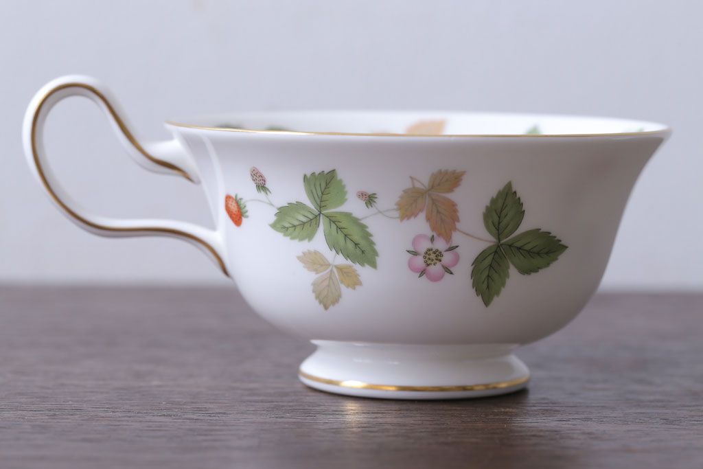 中古　イギリスWedgwood(ウェッジウッド) ワイルドストロベリー　カップ&ソーサー2客(洋食器)