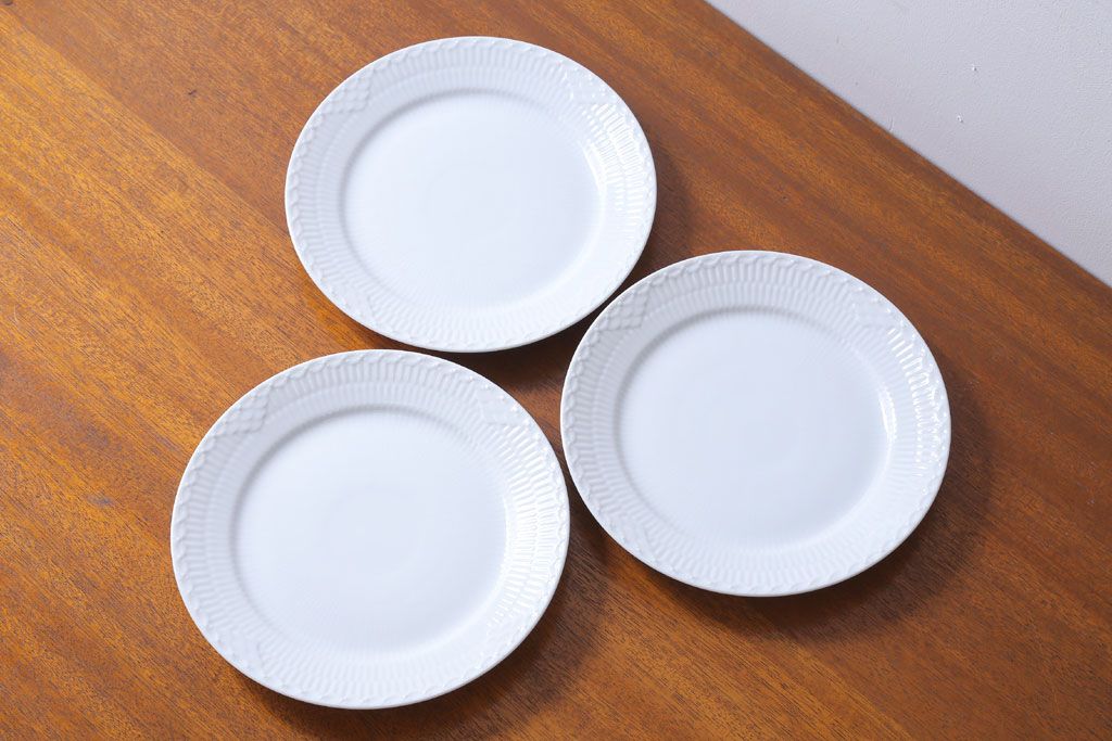 アンティーク雑貨　中古　ROYAL COPENHAGEN(ロイヤルコペンハーゲン)　WHITE FLUTED HALF LACE(ホワイトフルーテッド・ハーフレース) 25cmプレート(大皿)3枚セット(洋食器)