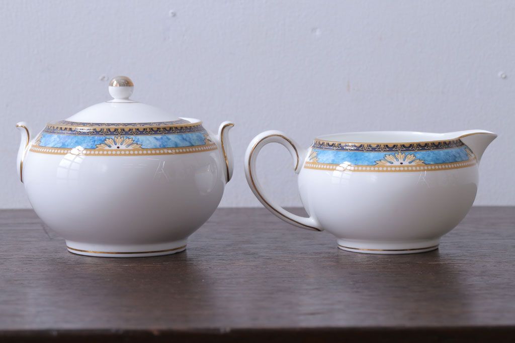 アンティーク雑貨　中古　イギリスWedgwood(ウェッジウッド)　Curzon(カーゾン)シリーズ　ポット・シュガー・クリーマー3点セット(洋食器)