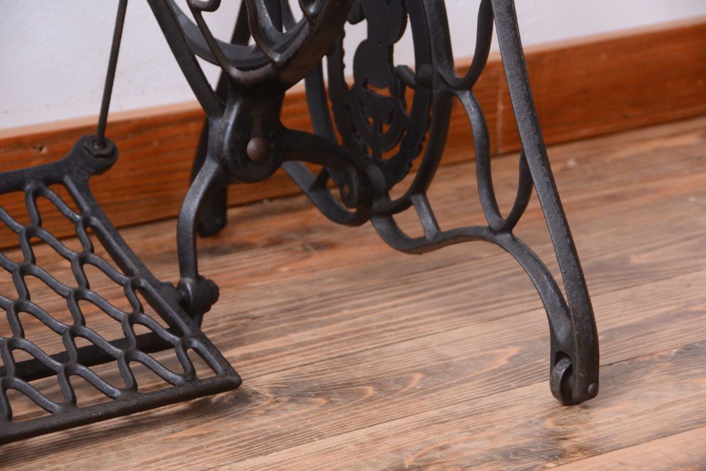 アンティーク家具　アンティーク　DIYにぴったり!おしゃれなシンガーミシンの鉄脚(3)