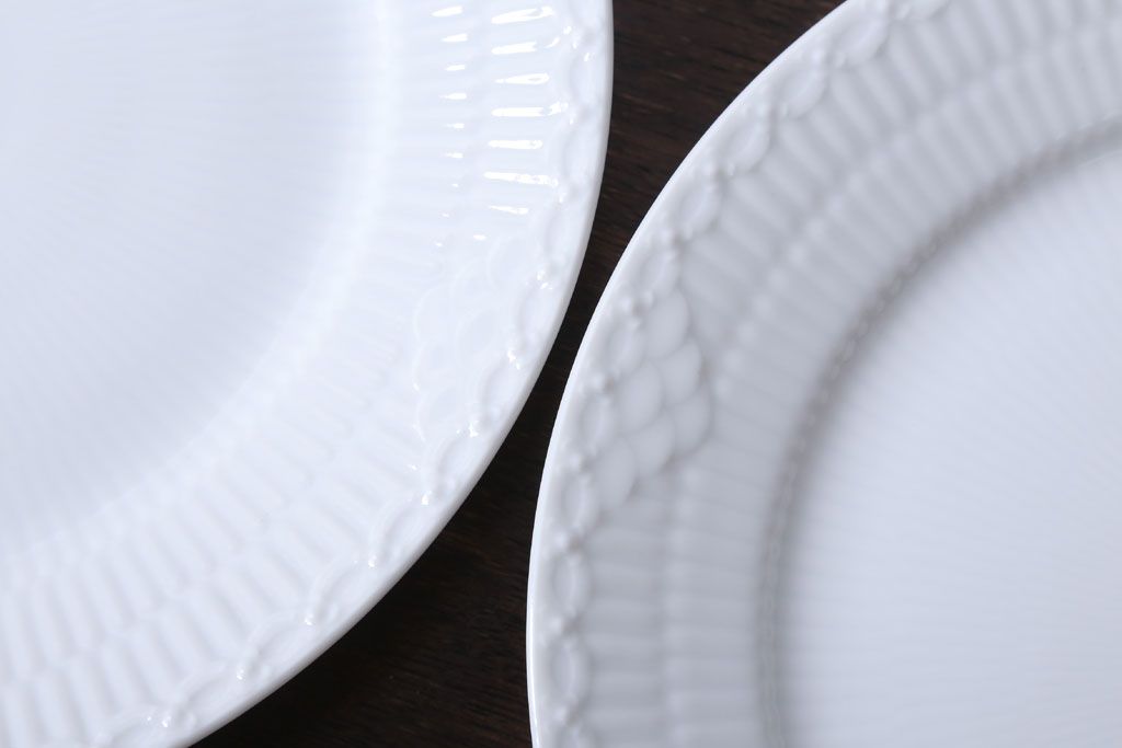 アンティーク雑貨　中古　ROYAL COPENHAGEN(ロイヤルコペンハーゲン)　WHITE FLUTED HALF LACE(ホワイトフルーテッド・ハーフレース) 25cmプレート(大皿)2枚セット(洋食器)