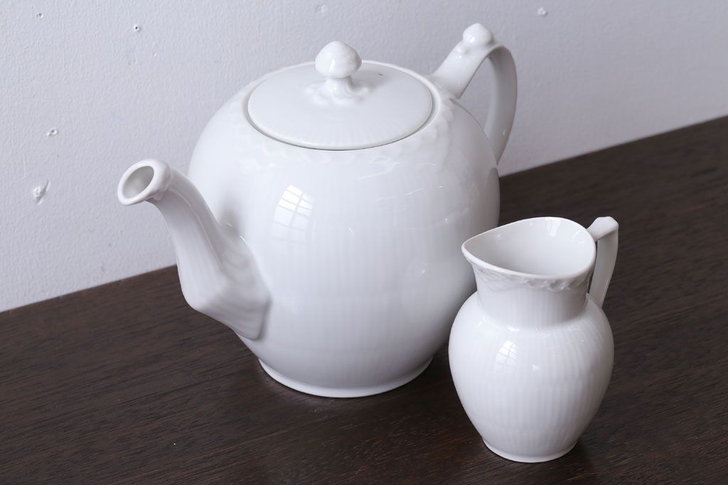 アンティーク雑貨　中古　ROYAL COPENHAGEN(ロイヤルコペンハーゲン)　WHITE FLUTED HALF LACE(ホワイトフルーテッド・ハーフレース) ポット・クリーマー2点セット(洋食器)