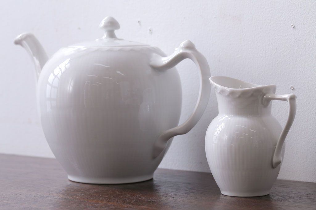 アンティーク雑貨　中古　ROYAL COPENHAGEN(ロイヤルコペンハーゲン)　WHITE FLUTED HALF LACE(ホワイトフルーテッド・ハーフレース) ポット・クリーマー2点セット(洋食器)