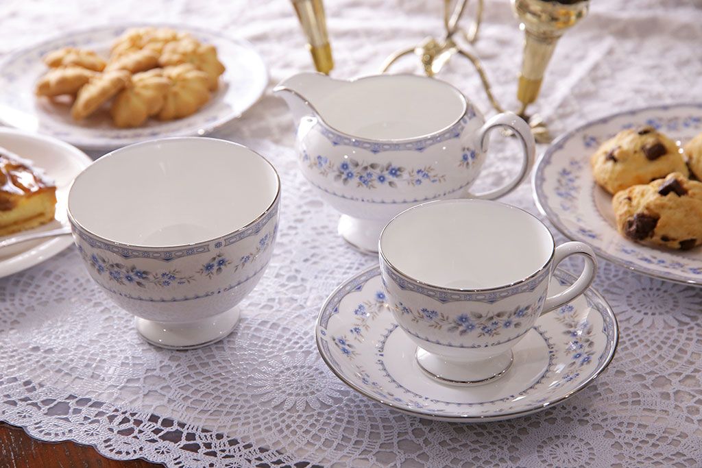 中古　イギリス　Wedgwood(ウェッジウッド)　GARDENIA(ガーデニア)　カップ&ソーサー・シュガー・クリーマー(洋食器)