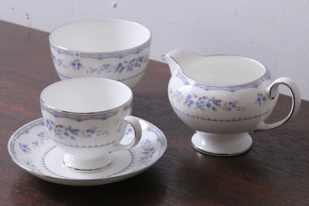 中古　イギリス　Wedgwood(ウェッジウッド)　GARDENIA(ガーデニア)　カップ&ソーサー・シュガー・クリーマー(洋食器)