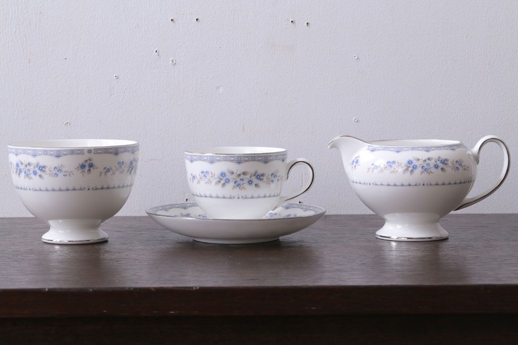 中古　イギリス　Wedgwood(ウェッジウッド)　GARDENIA(ガーデニア)　カップ&ソーサー・シュガー・クリーマー(洋食器)