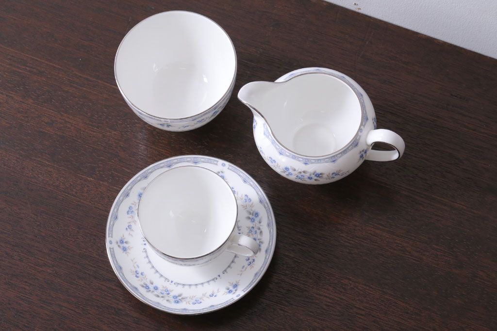 中古　イギリス　Wedgwood(ウェッジウッド)　GARDENIA(ガーデニア)　カップ&ソーサー・シュガー・クリーマー(洋食器)