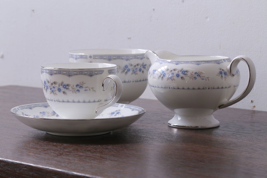 中古　イギリス　Wedgwood(ウェッジウッド)　GARDENIA(ガーデニア)　カップ&ソーサー・シュガー・クリーマー(洋食器)