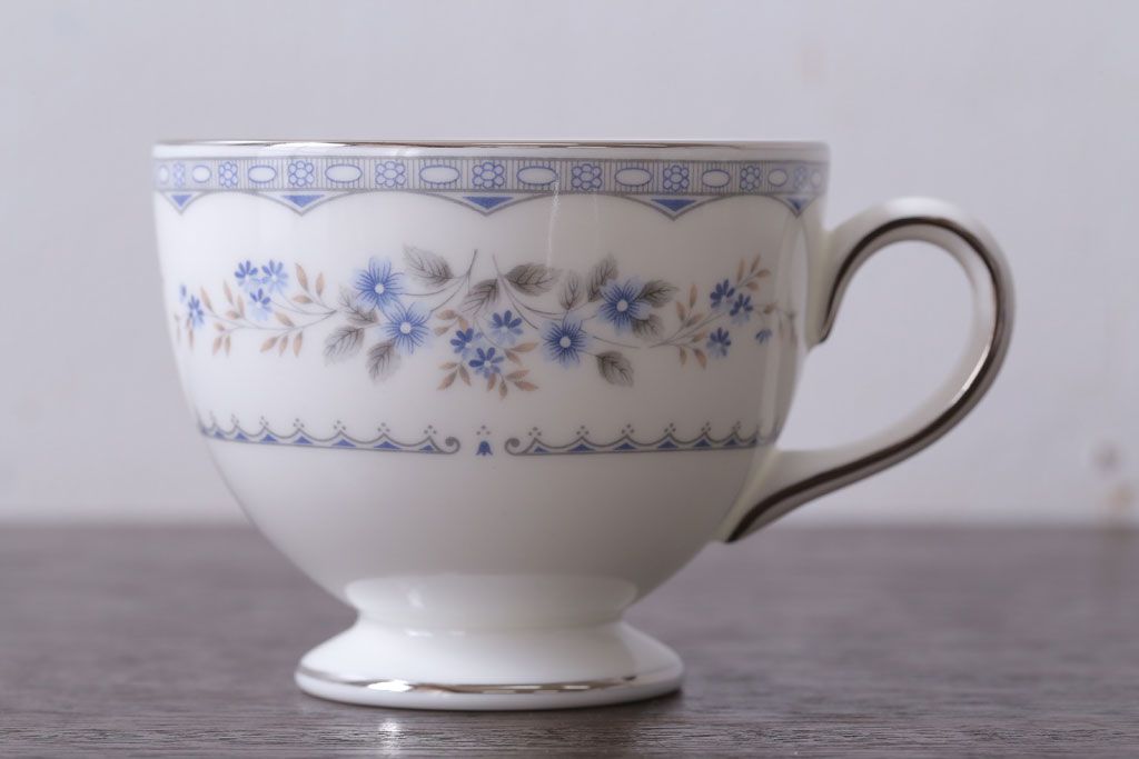 中古　イギリス　Wedgwood(ウェッジウッド)　GARDENIA(ガーデニア)　カップ&ソーサー・シュガー・クリーマー(洋食器)