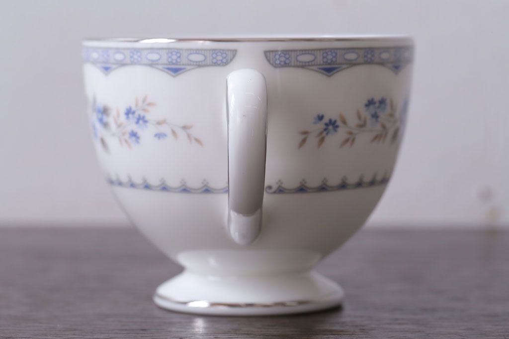 中古　イギリス　Wedgwood(ウェッジウッド)　GARDENIA(ガーデニア)　カップ&ソーサー・シュガー・クリーマー(洋食器)