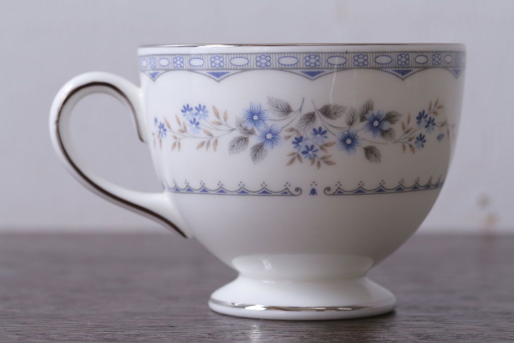 中古　イギリス　Wedgwood(ウェッジウッド)　GARDENIA(ガーデニア)　カップ&ソーサー・シュガー・クリーマー(洋食器)