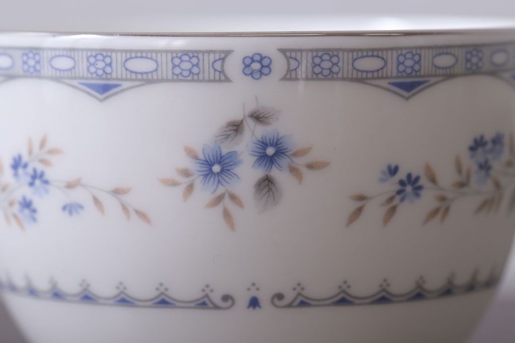 中古　イギリス　Wedgwood(ウェッジウッド)　GARDENIA(ガーデニア)　カップ&ソーサー・シュガー・クリーマー(洋食器)