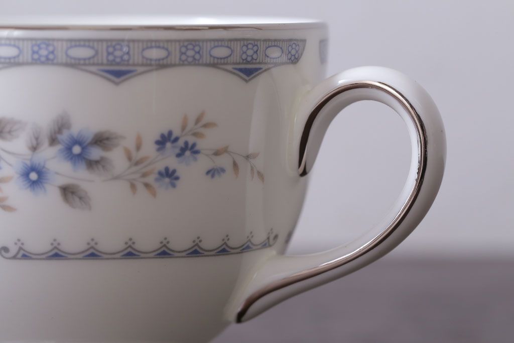 中古　イギリス　Wedgwood(ウェッジウッド)　GARDENIA(ガーデニア)　カップ&ソーサー・シュガー・クリーマー(洋食器)