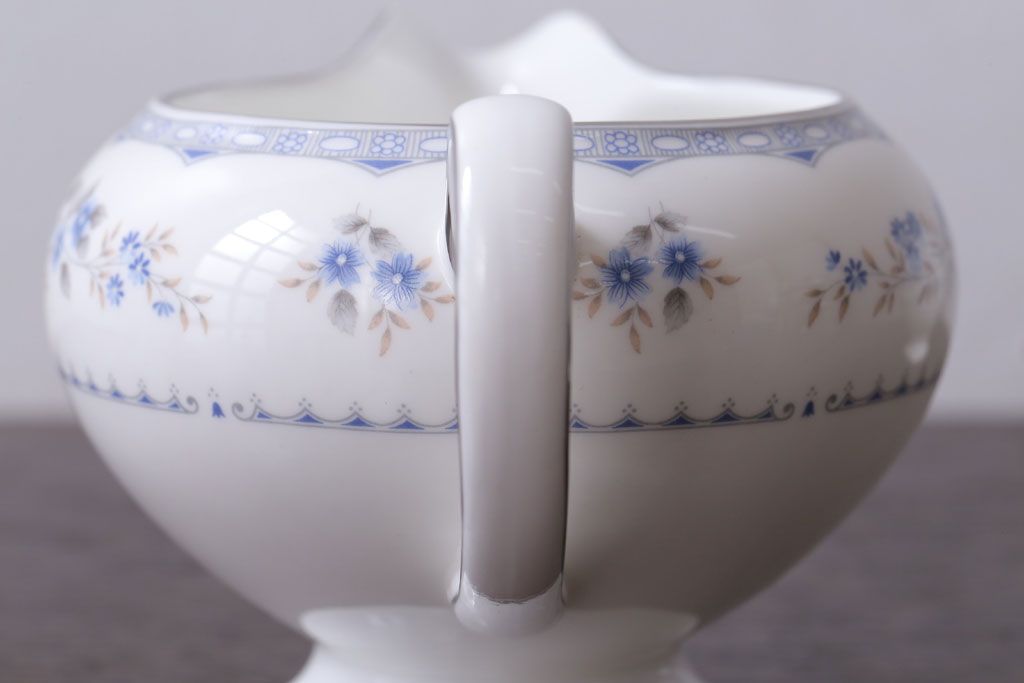 中古　イギリス　Wedgwood(ウェッジウッド)　GARDENIA(ガーデニア)　カップ&ソーサー・シュガー・クリーマー(洋食器)