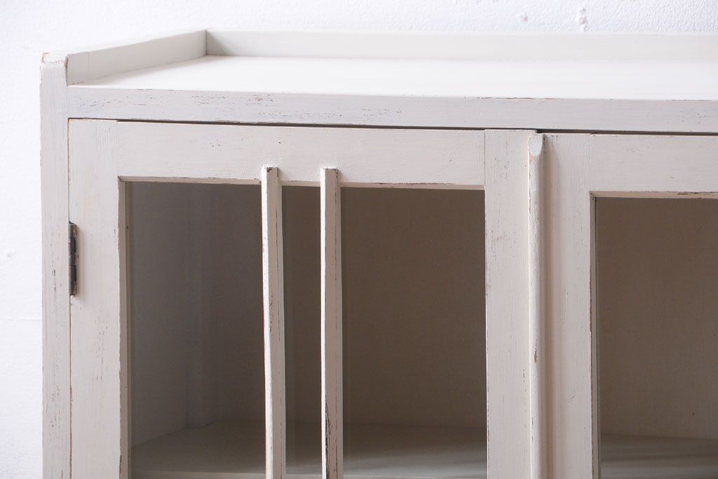アンティーク家具　アンティークペイント　脚付きのかわいい本箱(収納棚)