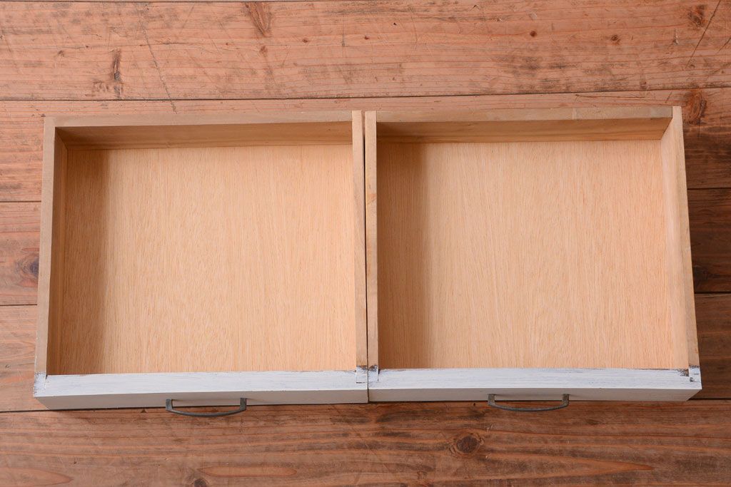 アンティーク家具　アンティークペイント　脚付きのかわいい本箱(収納棚)