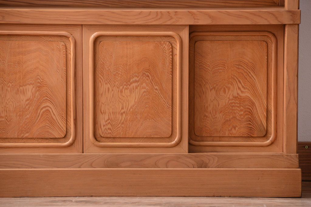 中古　民芸家具　屋久杉製の上品な木味戸棚(茶棚・飾り棚・収納棚)(2)