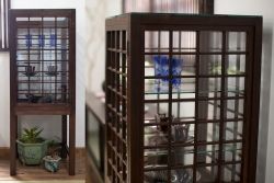 アンティーク家具　古民具・骨董　脚付き!古い木製のアンティーク格子ガラスケース