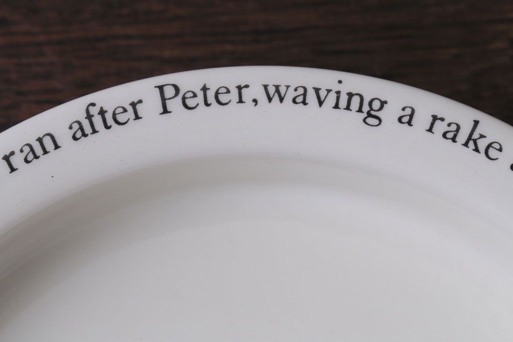 アンティーク雑貨　中古　イギリスWedgwood(ウェッジウッド)　ピーターラビット　深皿とティーカップソーサー2点セット