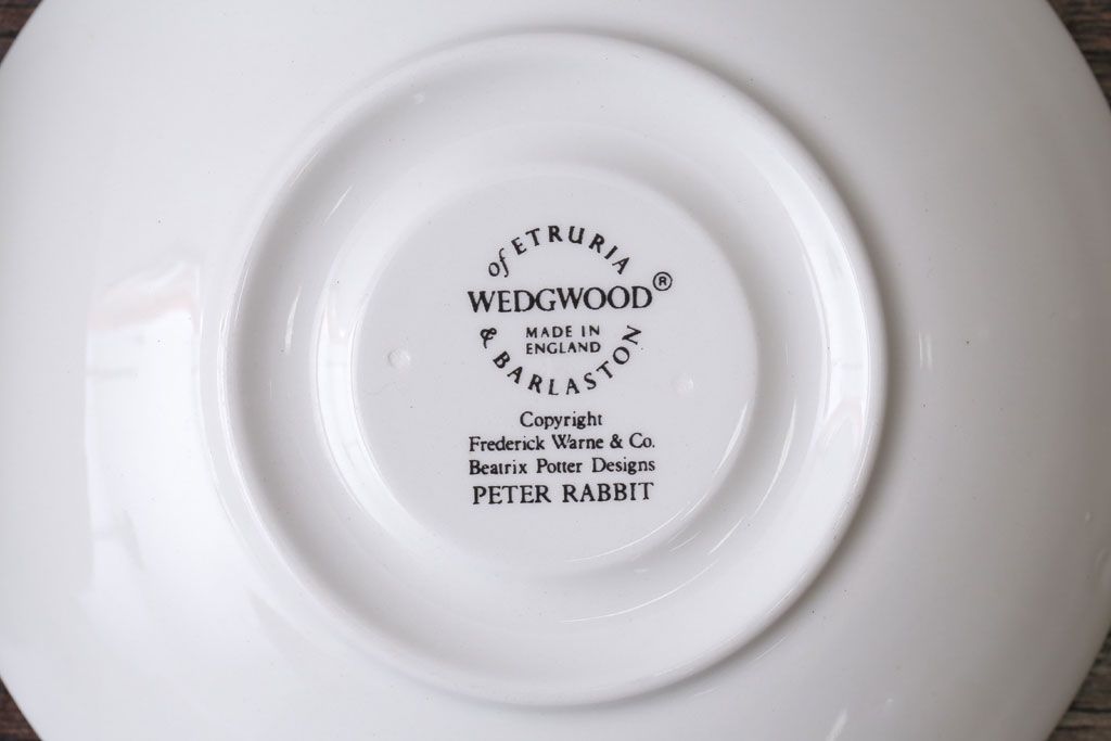 アンティーク雑貨　中古　イギリスWedgwood(ウェッジウッド)　ピーターラビット　深皿とティーカップソーサー2点セット