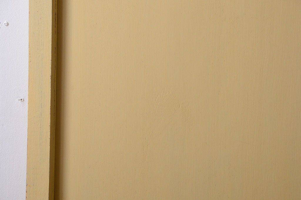 アンティーク　クリーム色ペイントのシンプルなドア