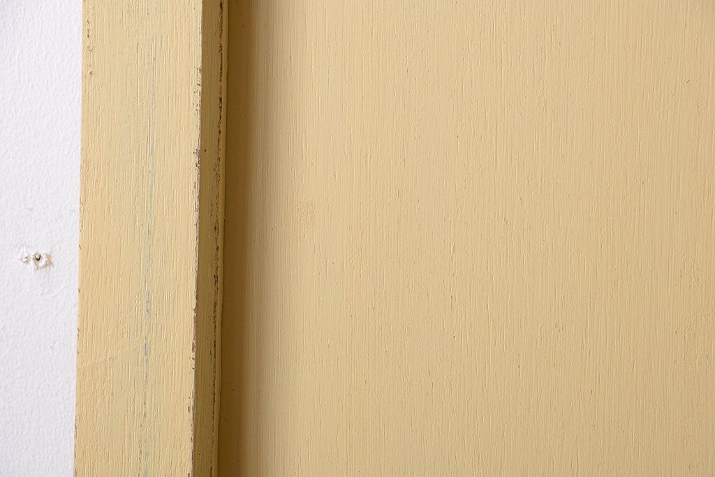 アンティーク　クリーム色ペイントのシンプルなドア