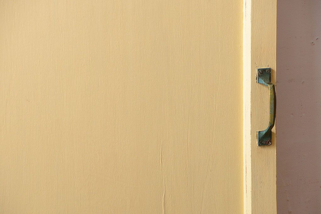 アンティーク　クリーム色ペイントのシンプルなドア