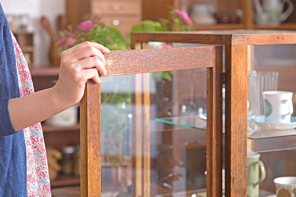 レトロ家具　昭和レトロ　脚付き!小ぶりな縦型ガラスケース