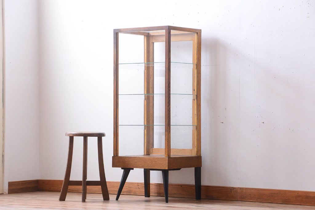 レトロ家具　昭和レトロ　脚付き!小ぶりな縦型ガラスケース