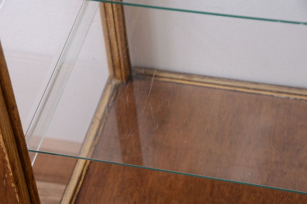 レトロ家具　昭和レトロ　脚付き!小ぶりな縦型ガラスケース