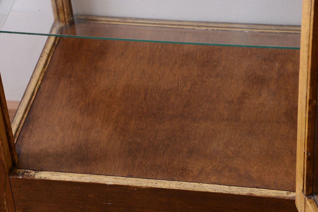 レトロ家具　昭和レトロ　脚付き!小ぶりな縦型ガラスケース