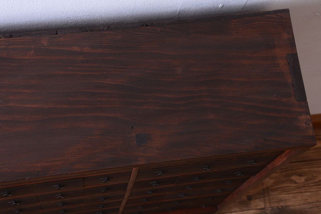アンティーク家具　古民具・骨董　明治期　古い杉材の小ぶりな薬箪笥(時代箪笥)