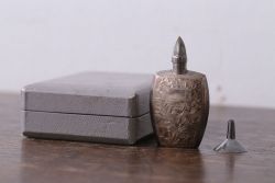 アンティーク雑貨　アンティーク　毛彫唐草文様の古い香水入れ(鼻煙壺・スナッフボトル・銀)