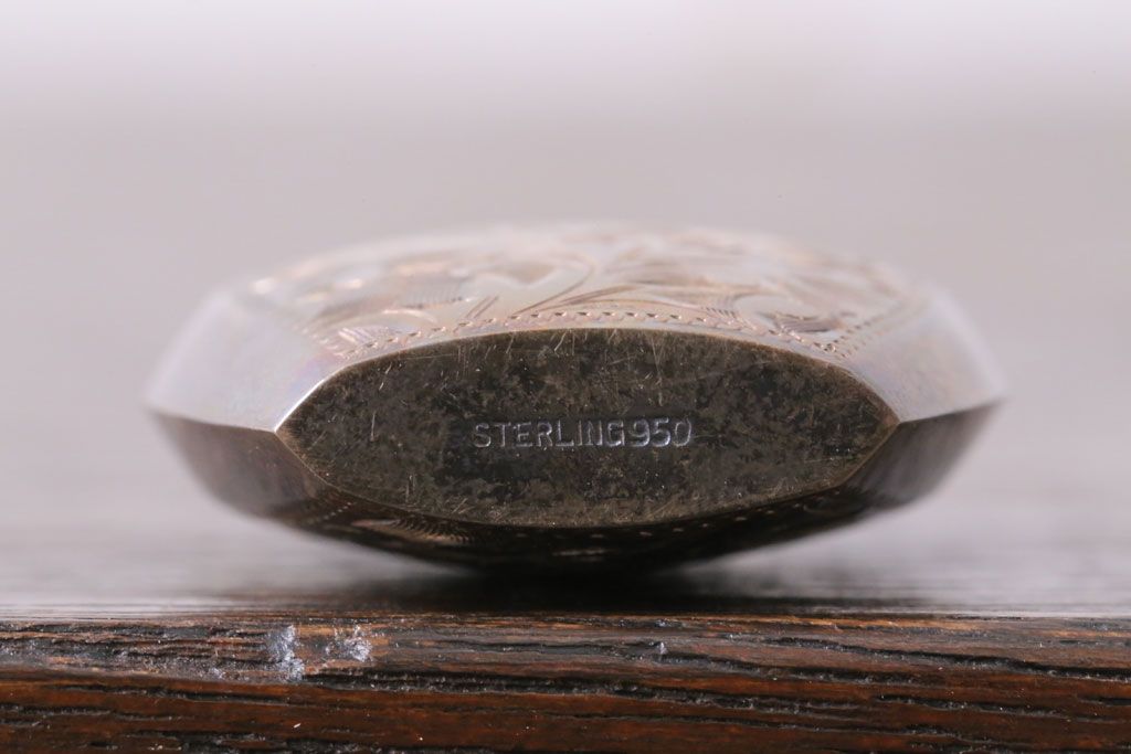アンティーク雑貨　アンティーク　毛彫唐草文様の古い香水入れ(鼻煙壺・スナッフボトル・銀)