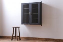 アンティーク家具　アンティークペイント　古い木のシンプルな壁掛け戸棚