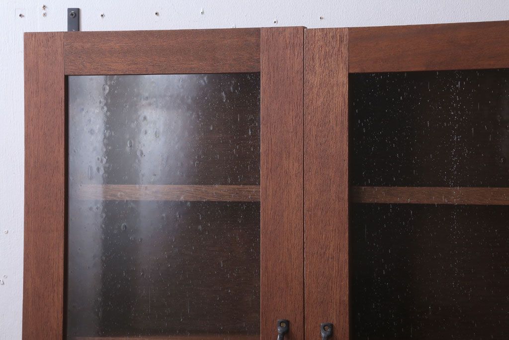 アンティーク家具　アンティーク　気泡ガラス入り!古い木のシンプルな壁掛け戸棚(3)