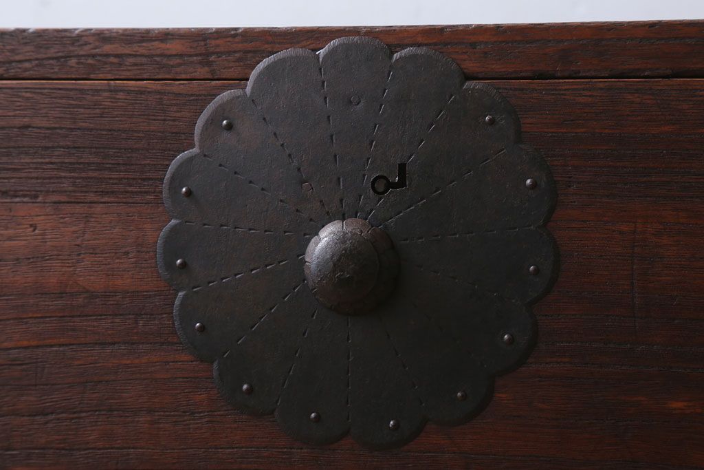 アンティーク家具　古民具・骨董　明治〜大正　総桐材!金具が立派な時代箪笥ローボード(衣装箪笥、桐箪笥、桐たんす)(1)
